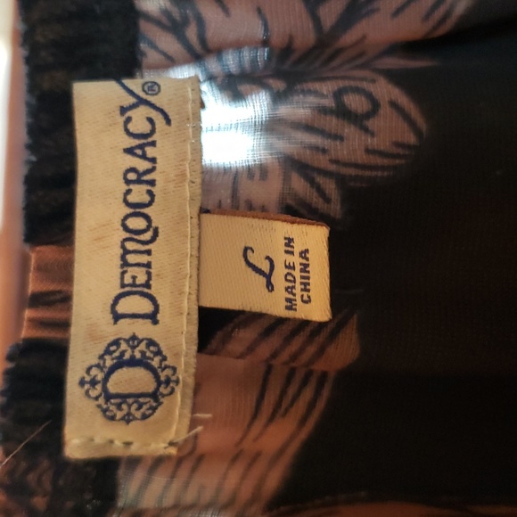 NWOT. Democracy Floral Velvet Burnout Blouse. Black/Tan. Large. - Picture 3 of 9